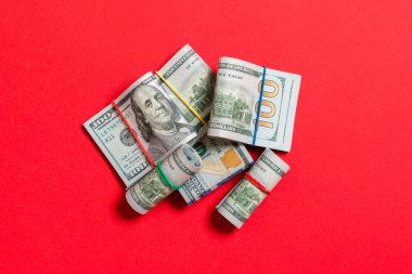 100 dolarlık banknotlar birçok Stack. Kopya alanı ile renkli arka plan üst wiev izole