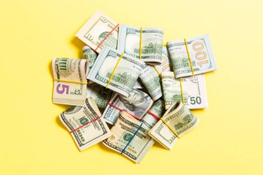 100 dolarlık banknotlar birçok Stack. Kopya alanı ile renkli arka plan üst wiev izole