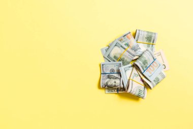 Kopya alanı ile renkli arka plan iş kavramı üst görünümünde yüz dolarlık banknotlar yakın çekim yığınları