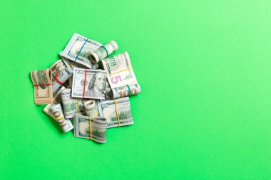 100 dolarlık banknotlar birçok Stack. Kopya alanı ile renkli arka plan üst wiev izole