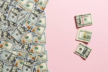 metin iş para kavramı için boş bir yer ile renkli arka plan üst görünümünde dolar para birimi. Nakit yığını ile yüz dolarlık banknotlar