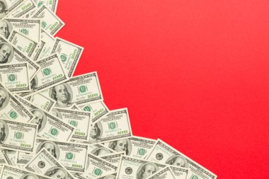 Renkli arka plan üst görünümünde yüz dolarlık banknotlar, metin iş para kavramı için boş bir yer ile. Yüz dolarlık arka plan.