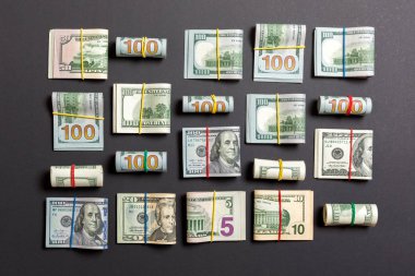 iş konseptinde metin için kopya alanı ile üst wiev para amerikan yüz dolarlık banknotlar ile renkli Arka Plan