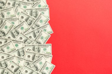 Üstte kopya alanı olan renkli masanın üst görünümü banknotlar. ortasında para yığını olan 100 dolarlık banknotlar. İş kavramına en iyi bakış