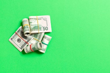 Kopya alanı ile renkli arka plan iş kavramı üst görünümünde yüz dolarlık banknotlar yakın çekim yığınları