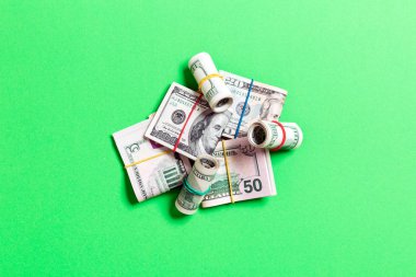 Kopya alanı ile renkli arka plan iş kavramı üst görünümünde yüz dolarlık banknotlar yakın çekim yığınları