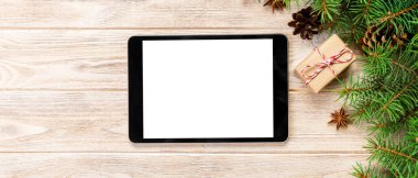 Dijital tablet uygulama sunumu için rustik Noel ahşap arka plan süslemeleri ile alay. banner kopyalama alanı ile üst görünüm