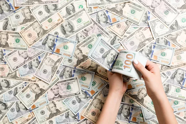 Kadın ellerinin dolar üzerinden para saydığı en iyi manzara. Borç konsepti. Yatırım kavramı