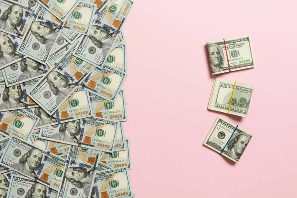 Dollars valuta op gekleurde achtergrond top weergave, met lege plaats voor uw tekst Business Money concept. 100 dollar rekeningen met stapel geld — Stockfoto