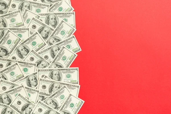 Üstte kopya alanı olan renkli masanın üst görünümü banknotlar. ortasında para yığını olan 100 dolarlık banknotlar. İş kavramına en iyi bakış