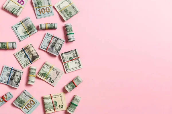 Dolar banknotları. İş konseptinde metin için kopya alanı ile renkli arka plan üst wiev yüz Us Dollar Bills para Kazık