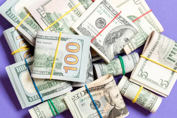 Řada 100 dolarových bankovek. Izolované na barevném pozadí nahoře s prostorem pro kopírování — Stock fotografie