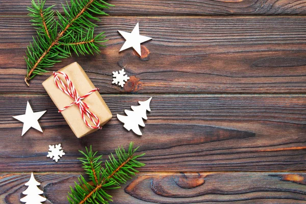 Weihnachtsgeschenkschachtel in Recyclingpapier verpackt, mit Bandansicht mit Kopierraum auf rustikalem Hintergrund. Urlaubskonzept. gemildert — Stockfoto
