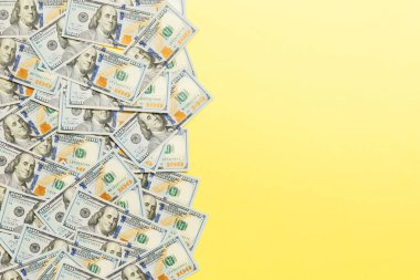 Üstte kopya alanı olan renkli masanın üst görünümü banknotlar. ortasında para yığını olan 100 dolarlık banknotlar. İş kavramına en iyi bakış