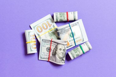 Kopya alanı ile renkli arka plan iş kavramı üst görünümünde yüz dolarlık banknotlar yakın çekim yığınları