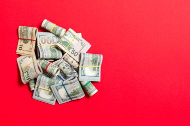 Abd Doları banknotlar deste yığını. ortasında para yığını olan 100 dolarlık banknotlar. Kopyalama alanı ile arka planda iş kavramının en iyi görünümü