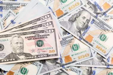 Dolar banknotları üzerine 50 dolarlık banknot. Fotokopi alanı olan iş konseptinin en üst görüntüsü.