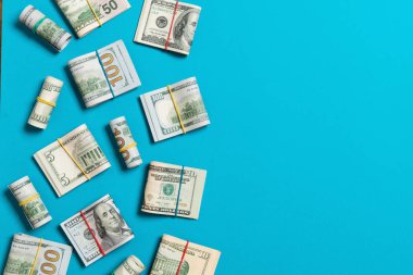 Mali kavram metin için kopya alanı ile renkli arka plan üst wiev yüz Us Dollar Bills para Kazık