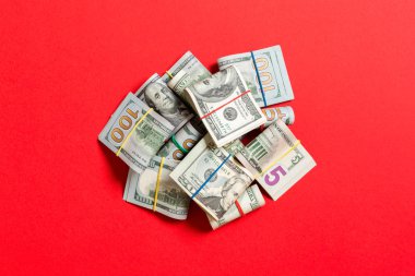 Abd Doları banknotlar deste yığını. ortasında para yığını olan 100 dolarlık banknotlar. Kopyalama alanı ile arka planda iş kavramının en iyi görünümü
