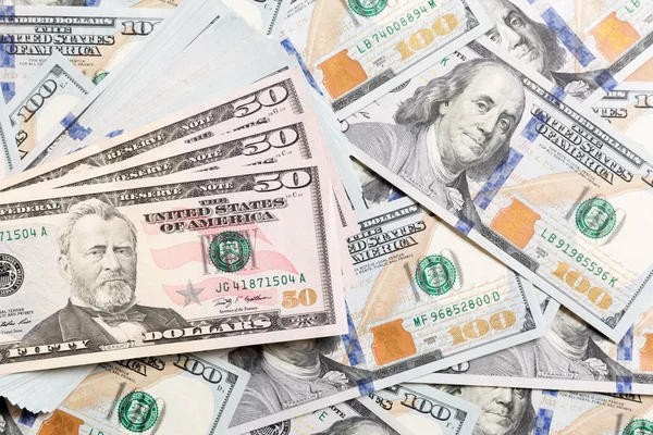 Dolar banknotları üzerine 50 dolarlık banknot. Fotokopi alanı olan iş konseptinin en üst görüntüsü.