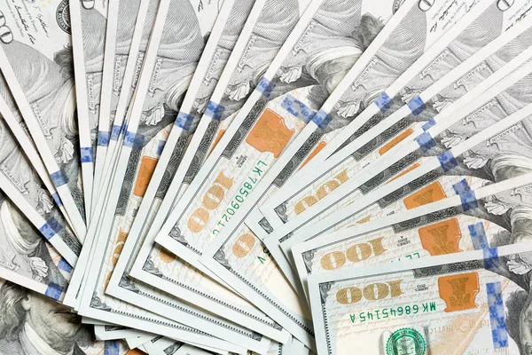 Vrcholný pohled na fanoušek 100 dolarových bankovek z pozadí. Měnový koncept. Textura amerických dolarů — Stock fotografie