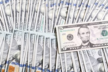 Amerikan Doları banknotları. yüz dolarlık banknotlar arka plan. Kopyalama alanı ile arka planda iş kavramının en iyi görünümü