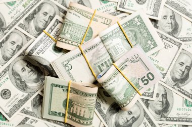Kopya alanı ile dolar arka plan iş kavramı üst görünümünde yüz dolarlık banknotlar yakın çekim yığınları