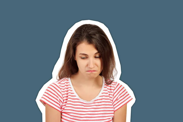 Mujer atractiva con camisa roja aislada sobre fondo blanco. chica emocional revista collage estilo con fondo de color de moda — Foto de Stock