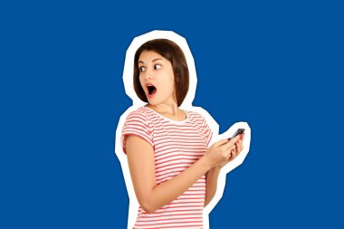 kız bir mesaj göndermek ve sürpriz ağzı açık geri döner. trendy renk arka plan ile duygusal kız Dergi kolaj tarzı