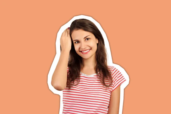 Retrato de uma menina bonita que sorri feliz e ajusta o cabelo. menina emocional Revista estilo de colagem com fundo de cor na moda — Fotografia de Stock