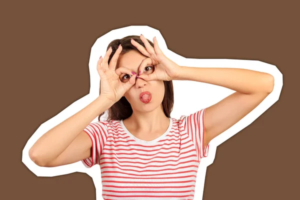 Portrét bláznivé tvůrčí dívky ukazující jazyk ven a dalekohledy na očích prsty. citová dívka styl kolage časopisu s módním barevným pozadím — Stock fotografie