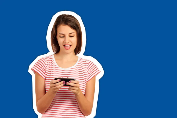 Atrakcyjna młoda kobieta brunetka za pomocą swojego telefonu komórkowego, aby wysłać wiadomość tekstową lub grać w gry. emocjonalne dziewczyna Magazine styl kolażu z modny kolor tła — Zdjęcie stockowe