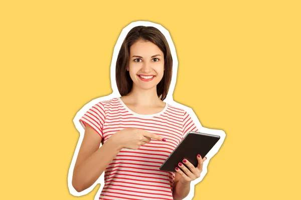 Портрет веселого хіпстера, який вказує пальцем на планшетний комп'ютер. емоційна дівчина стиль колажу журналу з модним кольоровим фоном — стокове фото