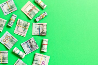 Mali kavram metin için kopya alanı ile renkli arka plan üst wiev yüz Us Dollar Bills para Kazık