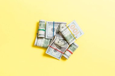 Kopya alanı ile renkli arka plan iş kavramı üst görünümünde yüz dolarlık banknotlar yakın çekim yığınları