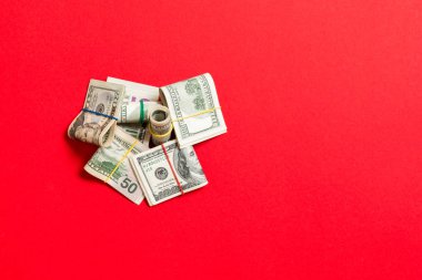 100 dolarlık banknotlar birçok Stack. Kopya alanı ile renkli arka plan üst wiev izole
