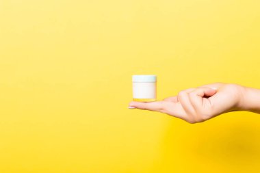 Kadın el tutarak krem şişe losyon izole. Kız j vermek