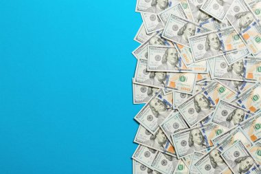 Üstte kopya alanı olan renkli masanın üst görünümü banknotlar. ortasında para yığını olan 100 dolarlık banknotlar. İş kavramına en iyi bakış