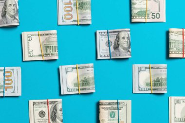 iş konseptinde metin için kopya alanı ile üst wiev para amerikan yüz dolarlık banknotlar ile renkli Arka Plan