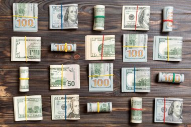 iş konseptinde metin için kopya alanı ile üst wiev para amerikan yüz dolarlık banknotlar ile renkli Arka Plan