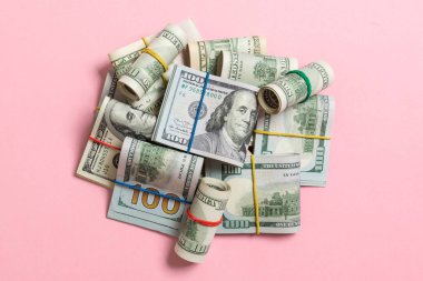 100 dolarlık banknotlar birçok Stack. Kopya alanı ile renkli arka plan üst wiev izole