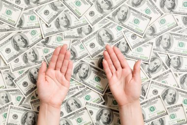 Dolar arka planda kadın elleri üst görünümü. Tasarım için boş alan ile zenginlik kavramı. Dilencilik para kavramı