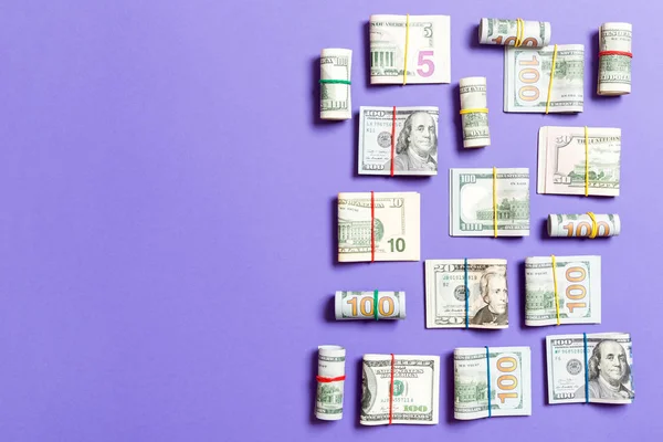 Dolarové účty. Hromádka 100 dolarových peněz na barevných podkladových špičkách s prostorem pro kopírování textu v obchodní koncepci — Stock fotografie