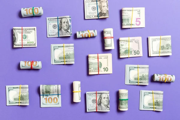 Fondo de color con dinero billetes de cien dólares americanos en wiev superior con espacio de copia para su texto en concepto de negocio — Foto de Stock