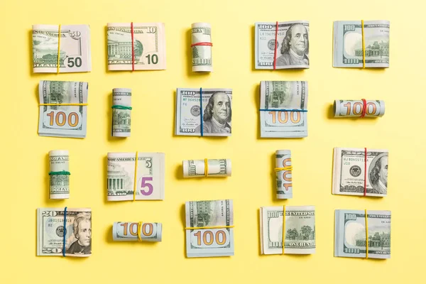 Fondo de color con dinero billetes de cien dólares americanos en wiev superior con espacio de copia para su texto en concepto de negocio — Foto de Stock