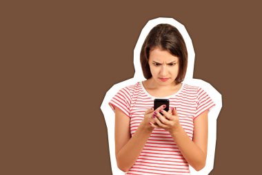 Kafası karışmış ya da şaşkın kadın cep telefonuna bakarak üzgün. trendy renk arka plan ile duygusal kız Dergi kolaj tarzı