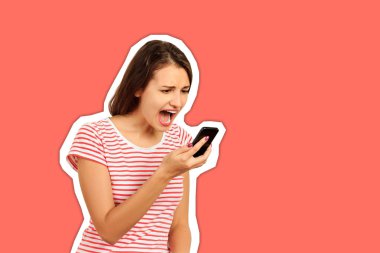 Rahatsız histerik genç kadın cep telefonu içine çığlıklar, kız konuşma ile memnun değil. trendy renk arka plan ile duygusal kız Dergi kolaj tarzı