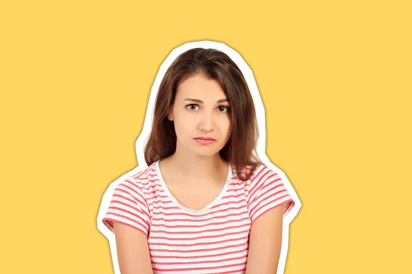 Nieszczęśliwa kobieta portret smutny na białym tle. emocjonalna dziewczyna Magazine styl kolażu z modnym kolorem — Zdjęcie stockowe