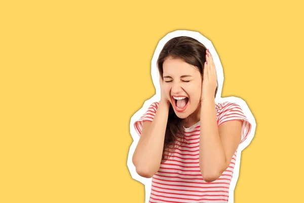 Porträtt av skrikande kvinnlig ansikte pressa öronen för hand. känslomässiga Magazine collage stil med trendiga färg — Stockfoto
