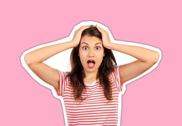 Retrato de menina bastante positiva e surpreso em roupa listrada segurando braços na cabeça, olhando para a câmera com boca aberta larga. menina emocional Revista estilo de colagem com cor da moda — Fotografia de Stock